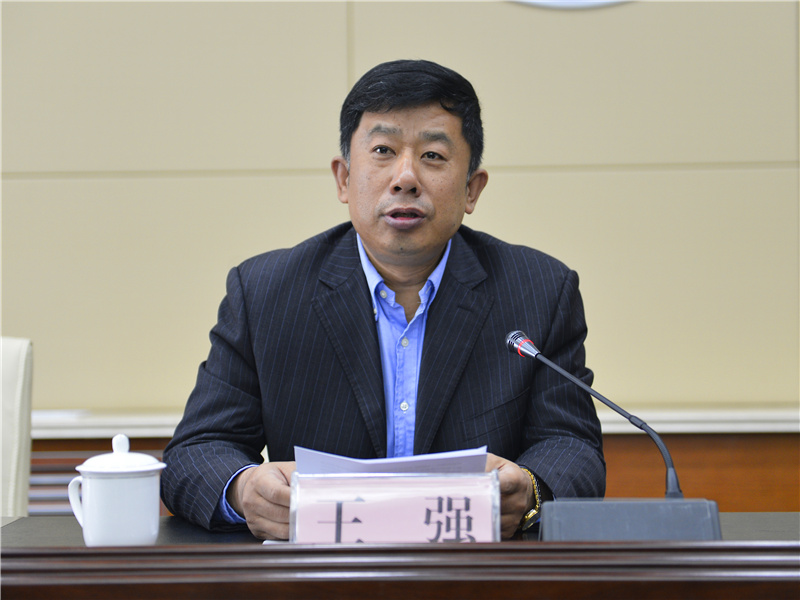 科室代表签订党风廉政建设责任书党委副书记王国华传达上级会议精神